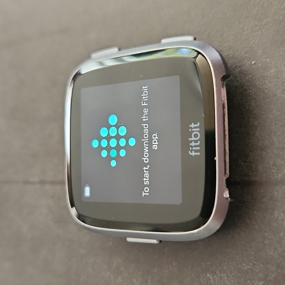 Fitbit Versa with accessories - Picture 2 of 4